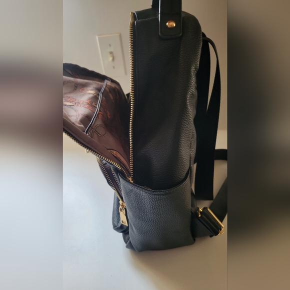 Backpack - Picture 4 of 7